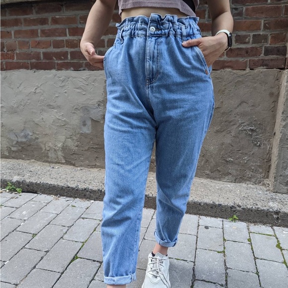 Zara high rise Mom jeans with ruffle Waist. Size 2 - Picture 2 of 5